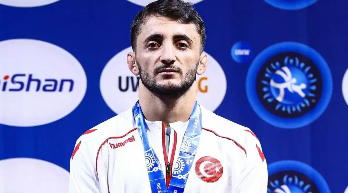 Milli güreşçi Servet Angi, dünya üçüncüsü oldu