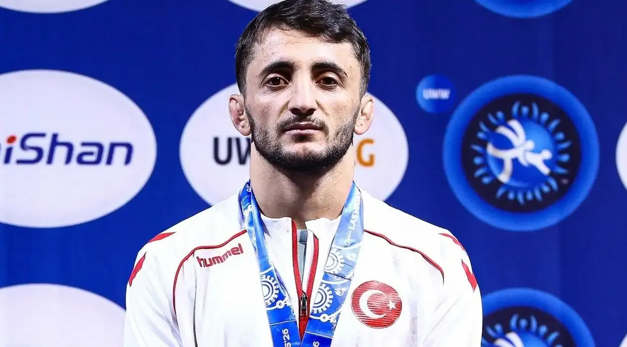 Milli güreşçi Servet Angi, dünya üçüncüsü oldu