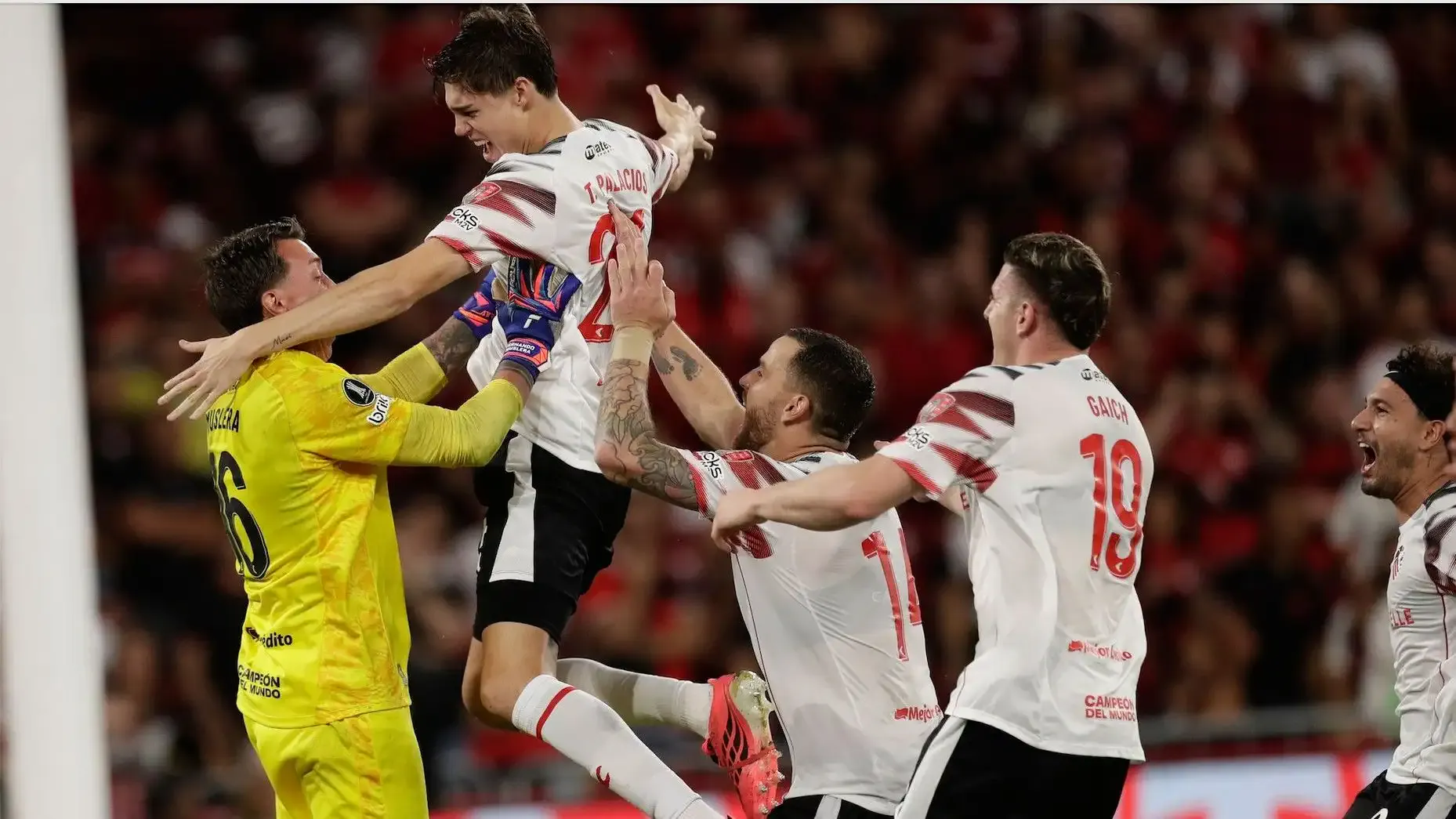 Muslera 3 penaltı kurtardı, Estudiantes’i finale uçurdu