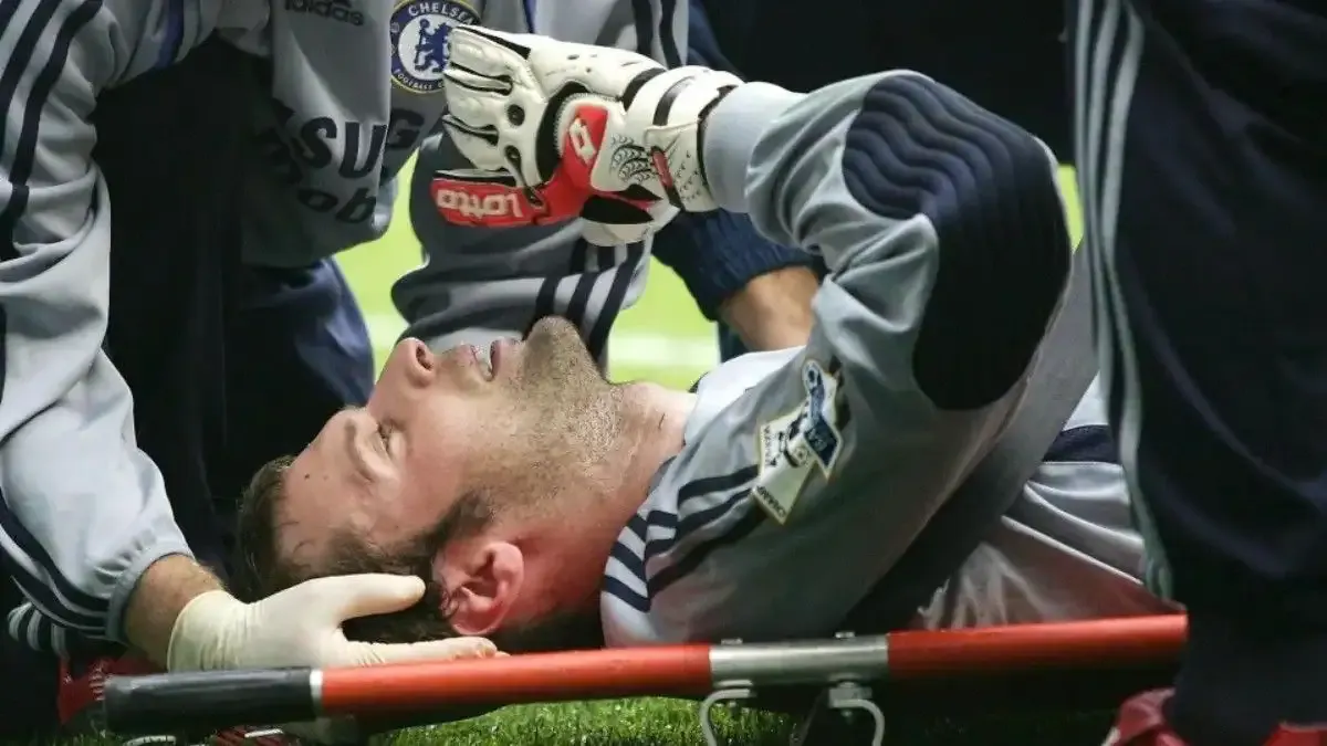 Chelsea efsanesi Petr Cech, kask takmasına neden olan sakatlığının 20. yılında konuştu