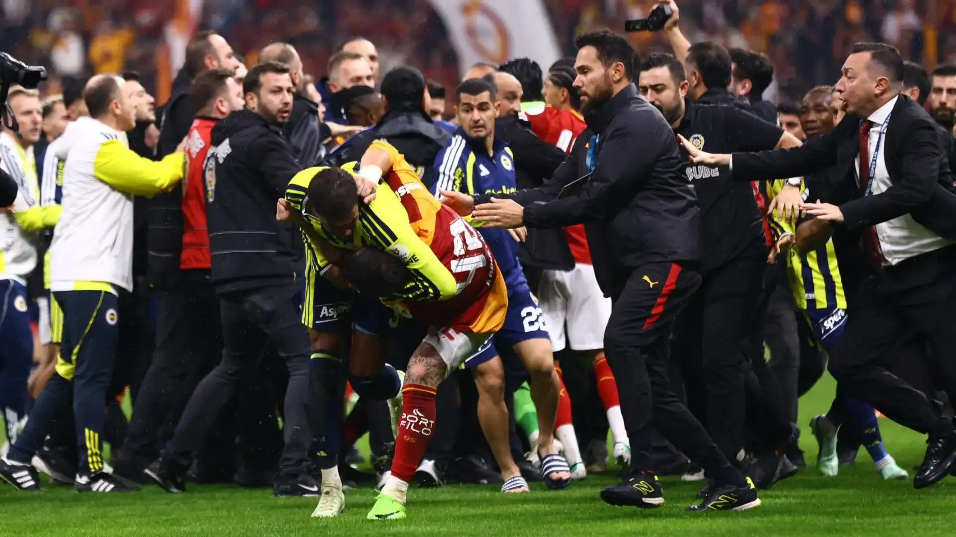 Galatasaray - Fenerbahçe maçı sonunda kavga çıktı!