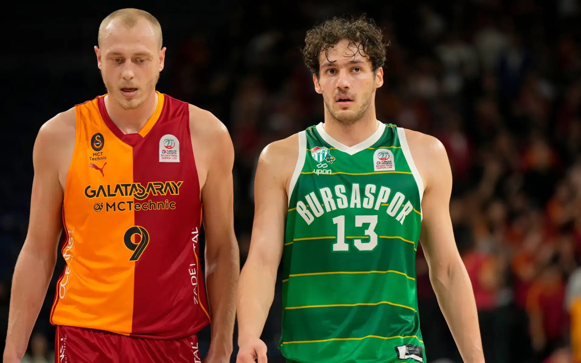 Bursaspor basketbol oyuncuları maç sırasında