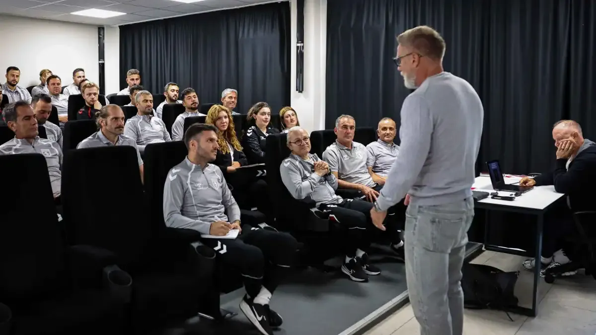 Samsunspor Teknik Direktörü Thorsten Fink, akademiye ziyaret