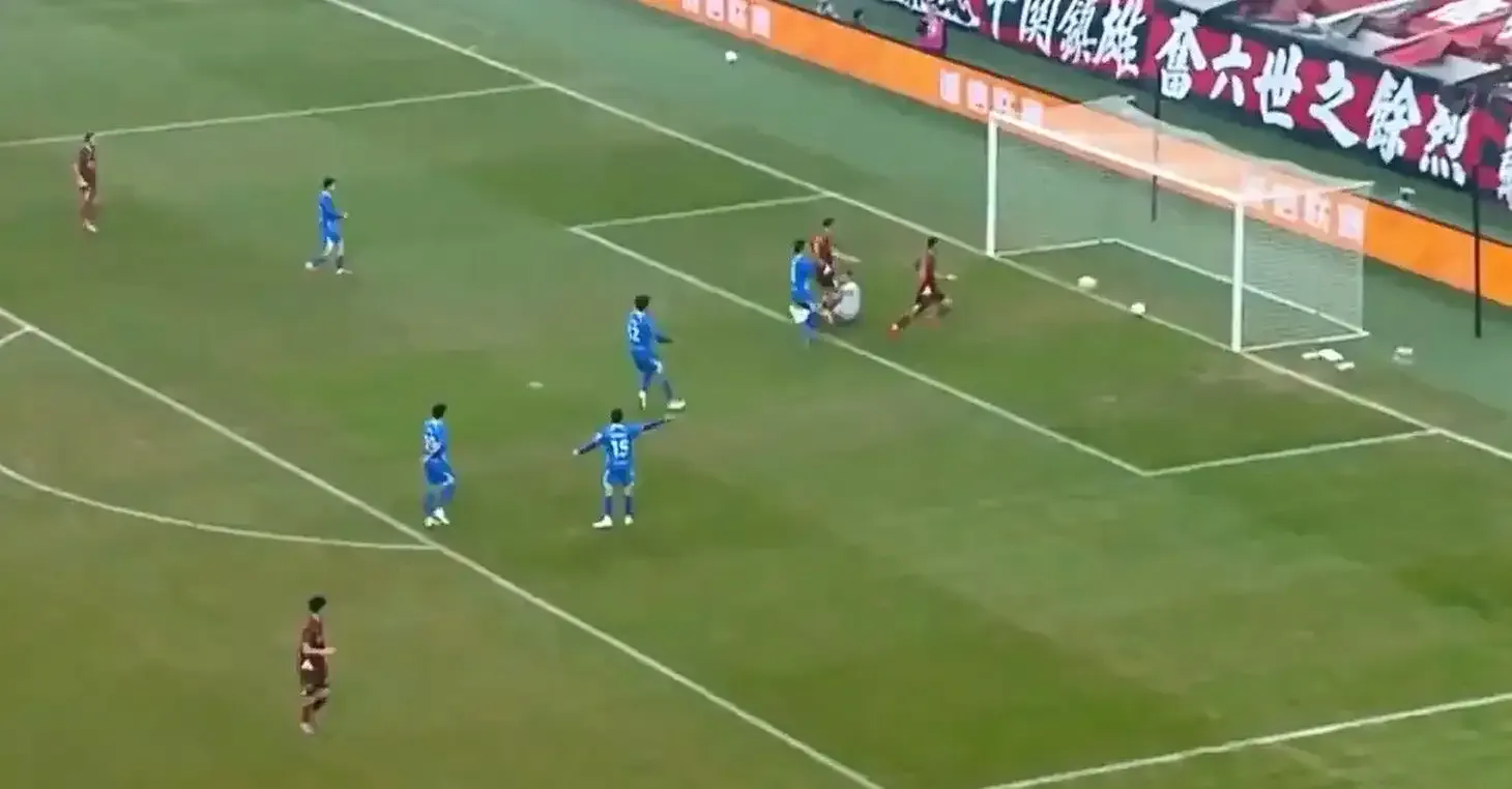 Çin 1. Ligi maçında ilginç görüntü! Aynı anda iki gol atıldı