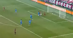 Çin 1. Ligi maçında ilginç görüntü! Aynı anda iki gol atıldı