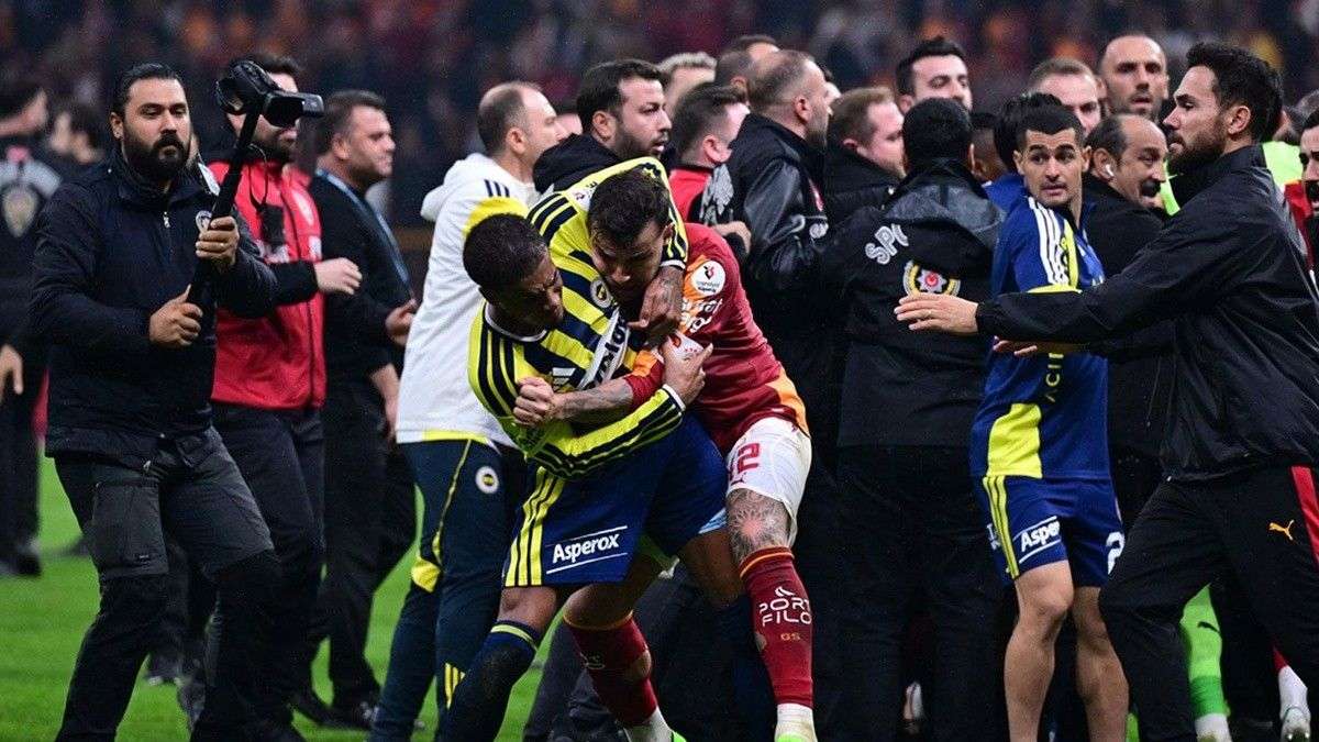 Galatasaray-Fenerbahçe derbisi dünyada olay oldu: Utanç verici