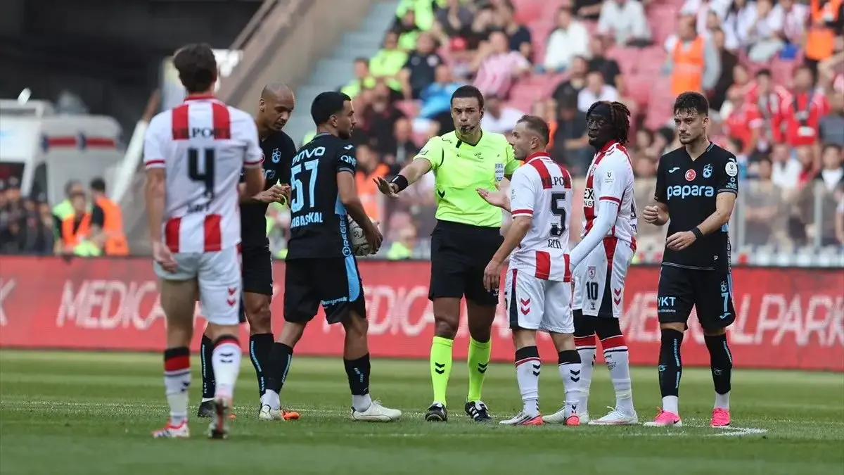 Trabzonspor ilk yarı farka gitti! Melih Kabasakal kırmızı kart gördü
