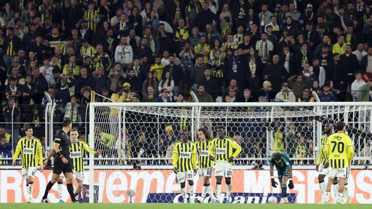 Fenerbahçe taraftarlarından Aziz Yıldırım yönetimine "istifa" tezahüratı!
