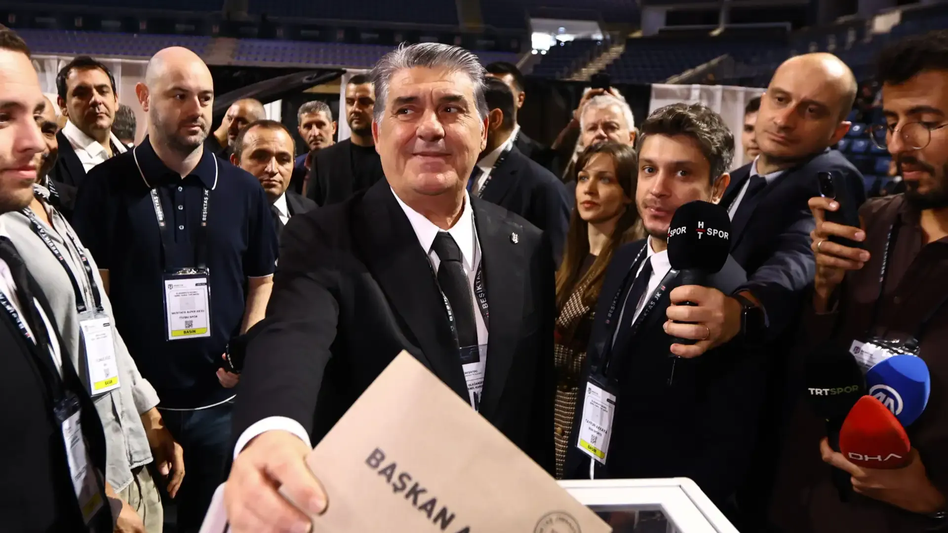 Beşiktaş Başkanı Serdal Adalı, oyunu kullandı.