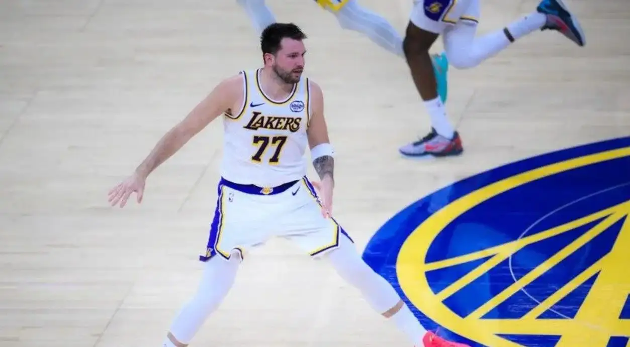 Lakers, Luka Doncic'in 41 sayı attığı maçta sezonun ilk mağlubiyetini aldı