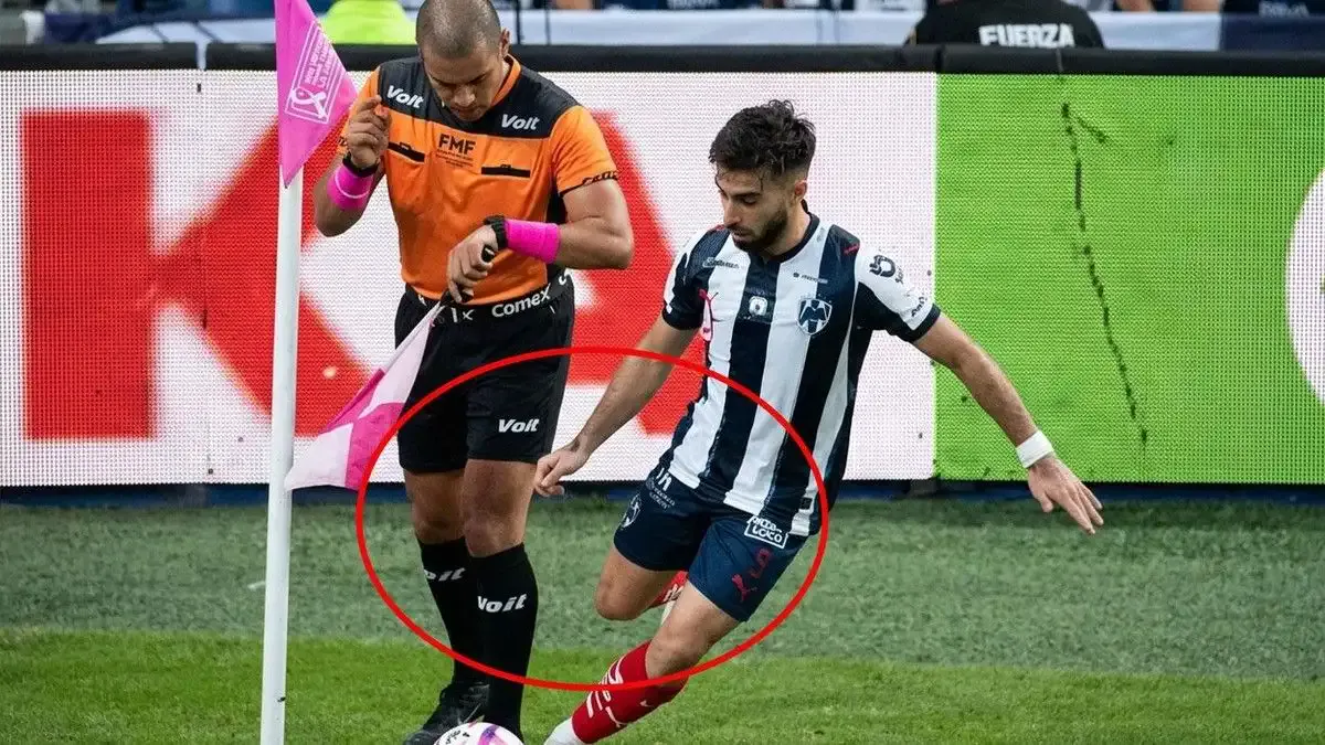 Yanlışlıkla hakemi tekmeledi! Görüntüdeki futbolcuyu Türkiye'de tanımayan yok