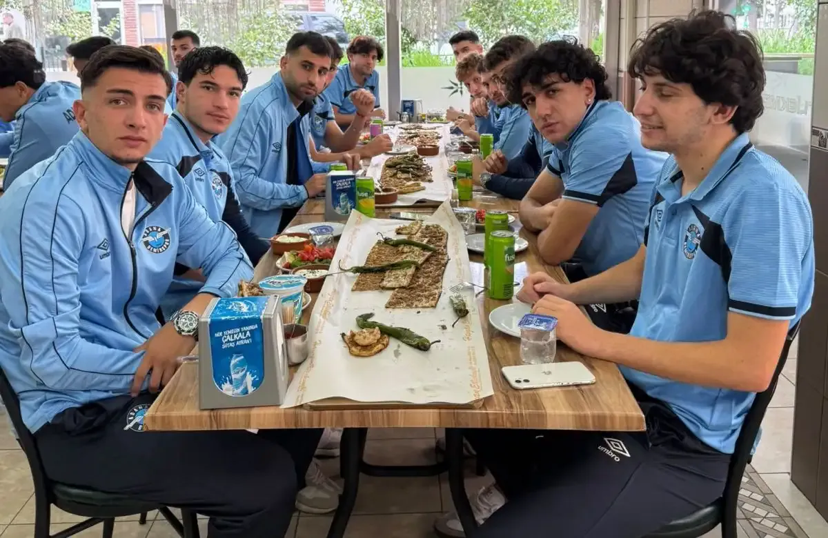 Deniz Türüç, Konya'da mola veren Adana Demirspor kafilesine etli ekmek ısmarladı