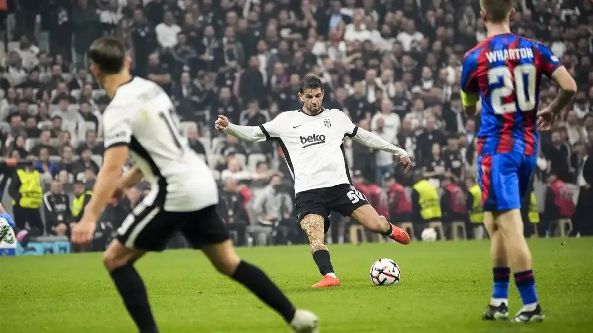 Ümit Akdağ Crystal Palace maçında direkt kırmızı kart gördü!